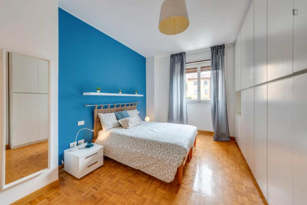 Ample double bedroom in well-linked Morivione - Milan - chambre - ImmoJeune