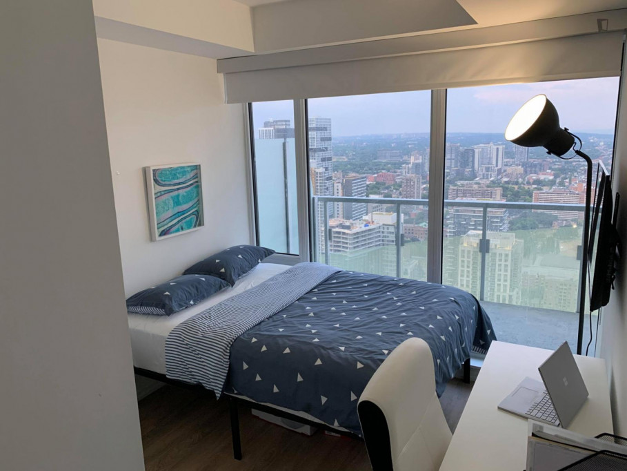 Inviting double bedroom near the Queen metro station - Toronto - chambre - ImmoJeune