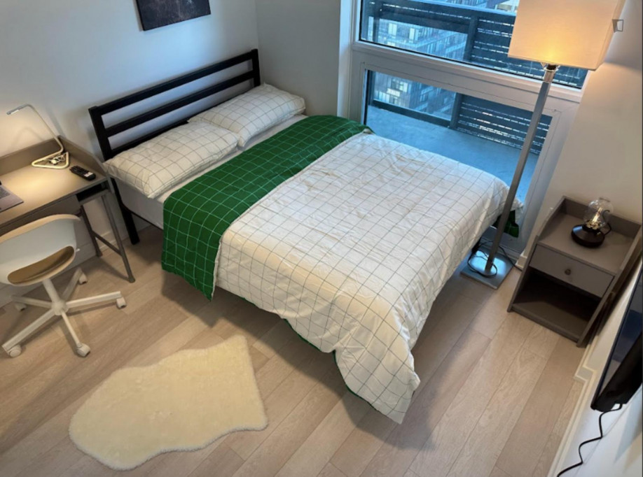 Tasteful double bedroom close to Eglinton metro station - Toronto - chambre - ImmoJeune