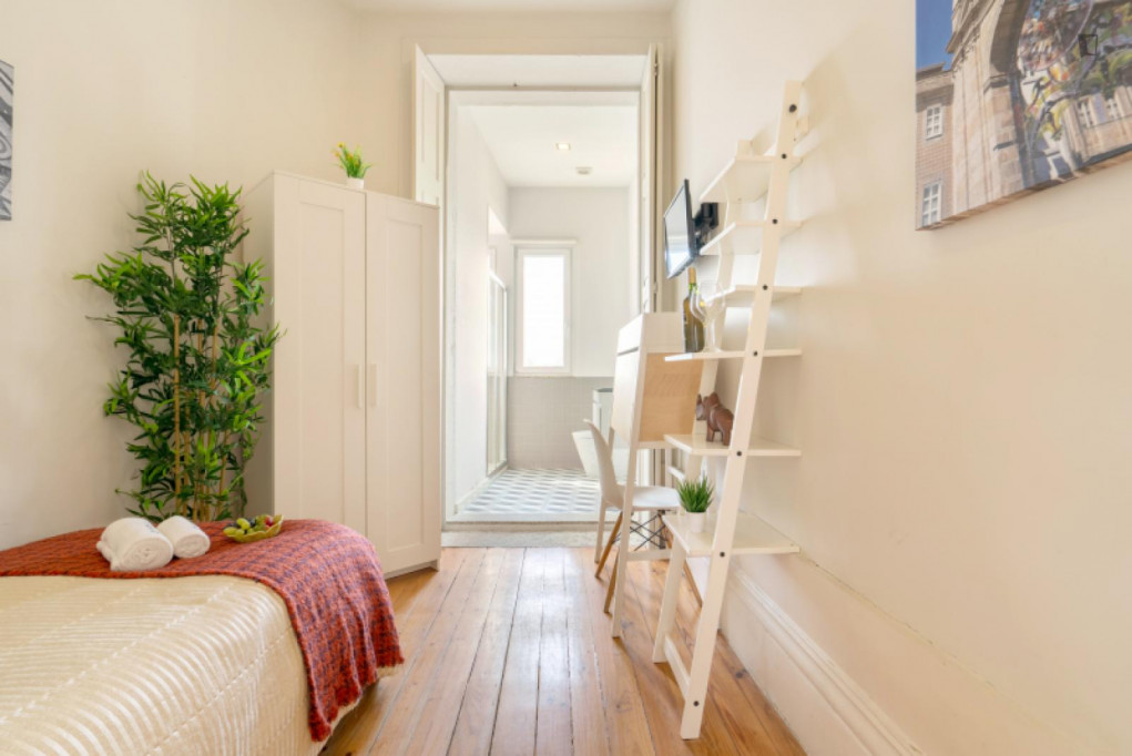 Smart single ensuite bedroom in proximity to Campanha train station