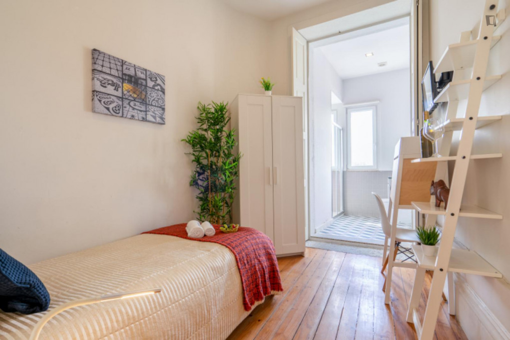 Smart single ensuite bedroom in proximity to Campanha train station