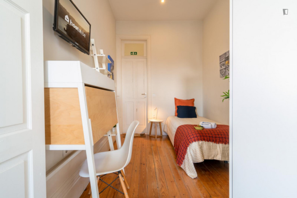 Smart single ensuite bedroom in proximity to Campanha train station