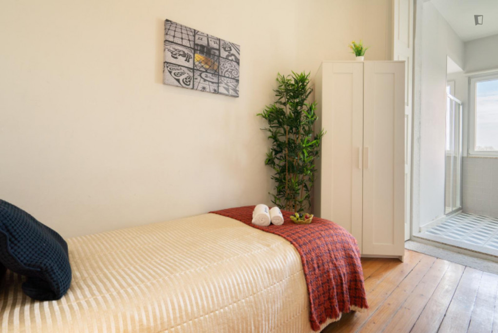 Smart single ensuite bedroom in proximity to Campanha train station