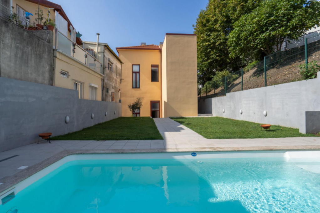 Quiet and bright duplex within easy reach of Jardim do Morro
