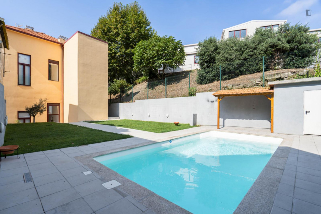 Quiet and bright duplex within easy reach of Jardim do Morro