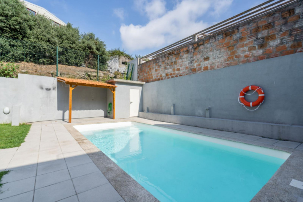 Quiet and bright duplex within easy reach of Jardim do Morro