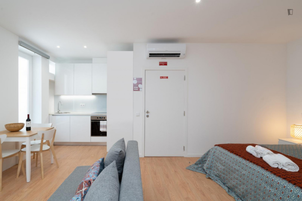 Bright studio close to João de Deus metro station