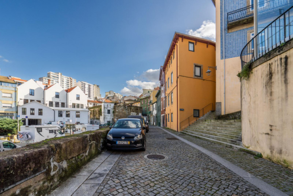 Large and bright studio in proximity to General Torres train station