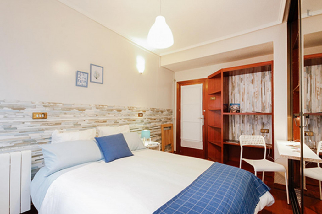 Beautiful double bedroom in Bilbao