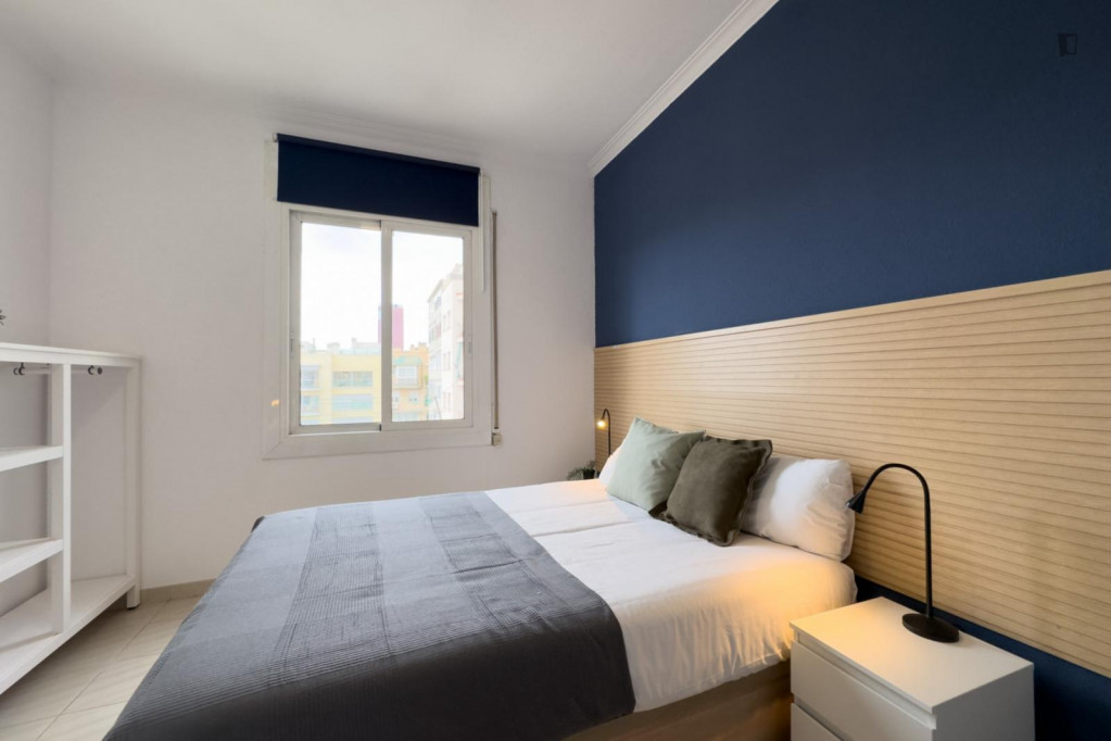 Snug double bedroom near Rocafort metro station - Barcelone - chambre - ImmoJeune