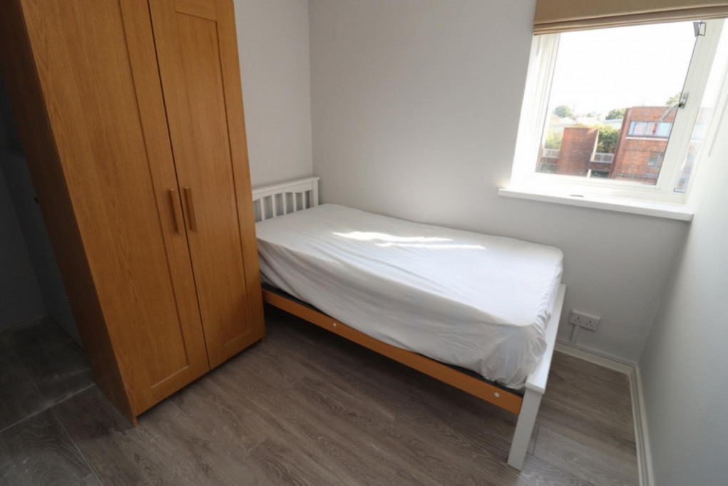 Humble single bedroom close to Castle Bar Park train station - London - chambre - ImmoJeune