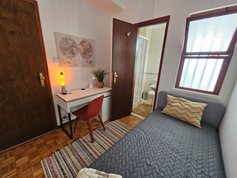 Fantastic ensuite single bedroom in a 7-bedroom apartment - Coimbra - chambre - ImmoJeune