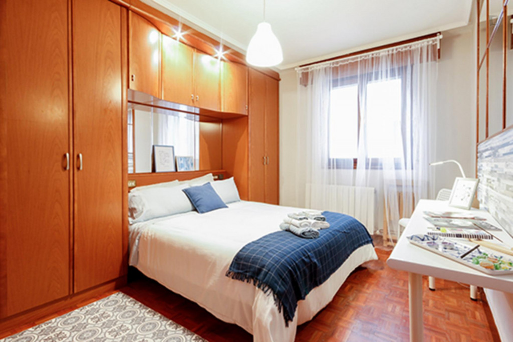 Cool double bedroom in 4-bedroom apartment