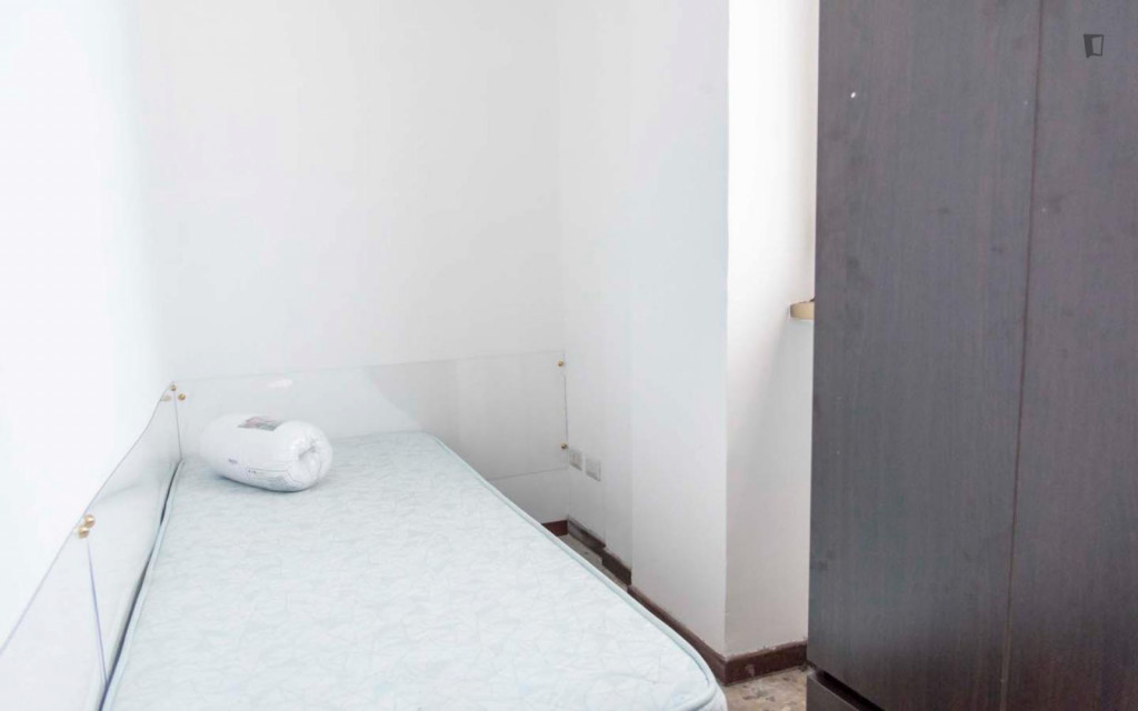 Humble single bedroom very close to Roma Trastevere train station - Rome - chambre - ImmoJeune