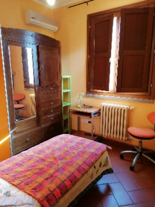 Cosy Single Bedroom in apartment with big patio not too far from the centre of Florence - Florence - chambre - ImmoJeune