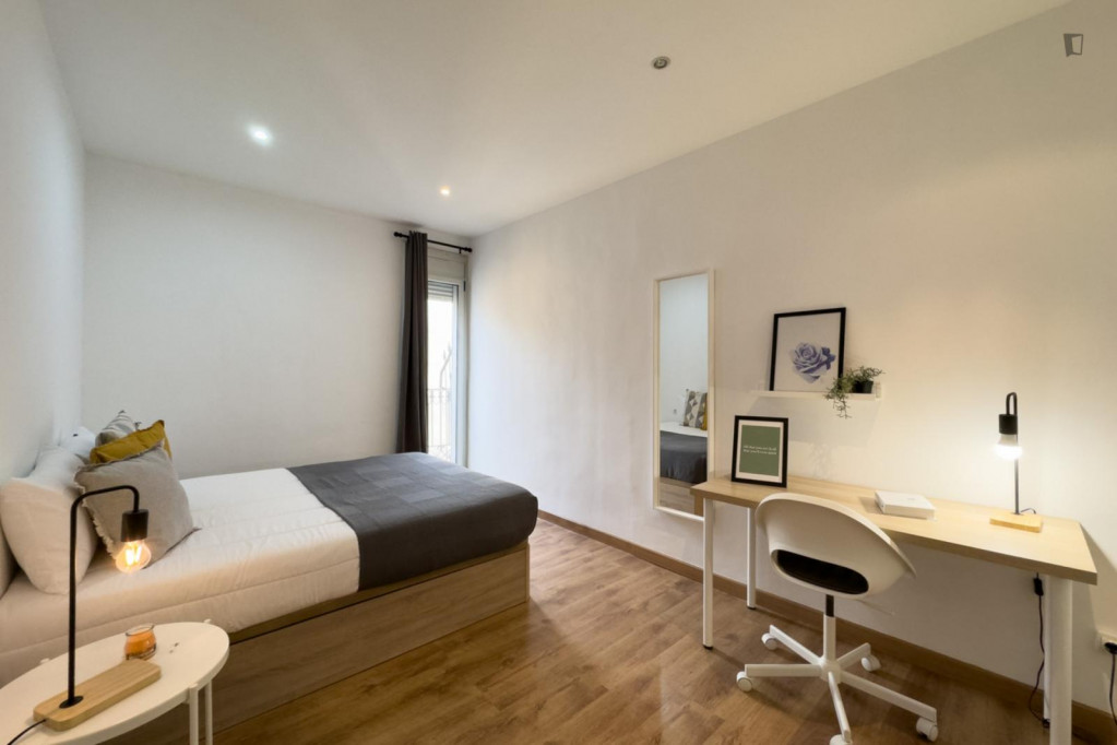 Pleasant double bedroom very close to Paral·lel metro station - Barcelone - chambre - ImmoJeune