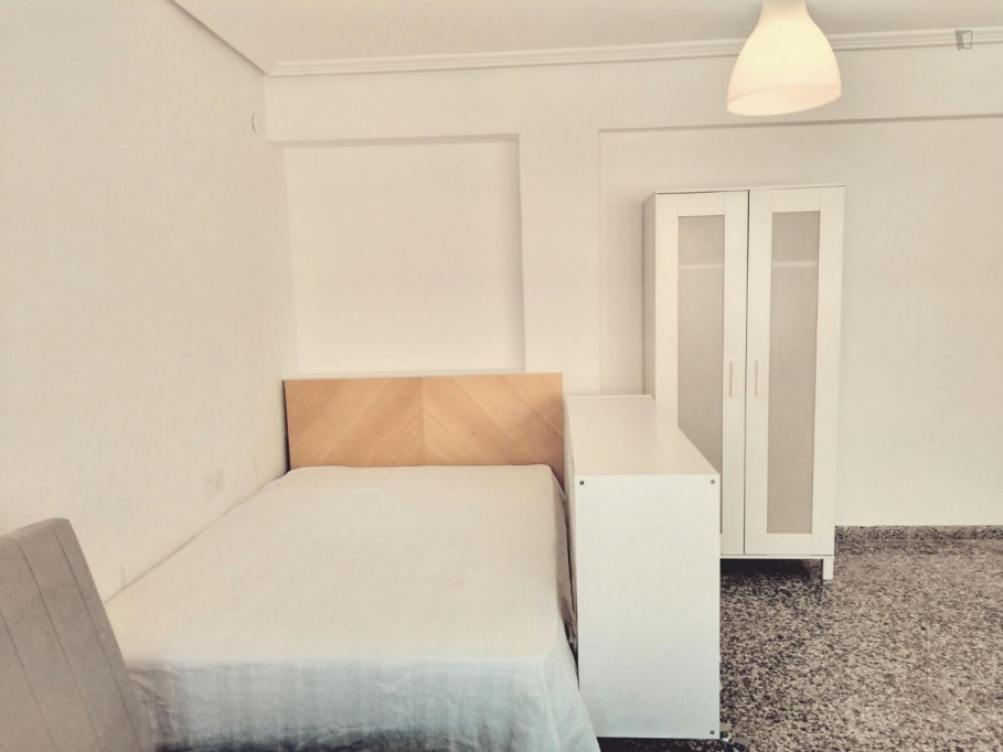 Nice studio close to Oxford University Press España - Valence - chambre - ImmoJeune