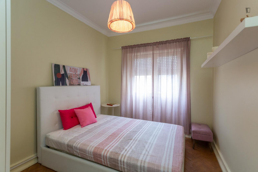 Colourful double bedroom next to Senhor Roubado metro station - Lisbonne - chambre - ImmoJeune