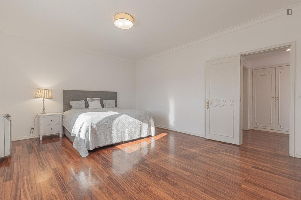 Delightful double ensuite bedroom close to the bus stop - Lisbonne - chambre - ImmoJeune