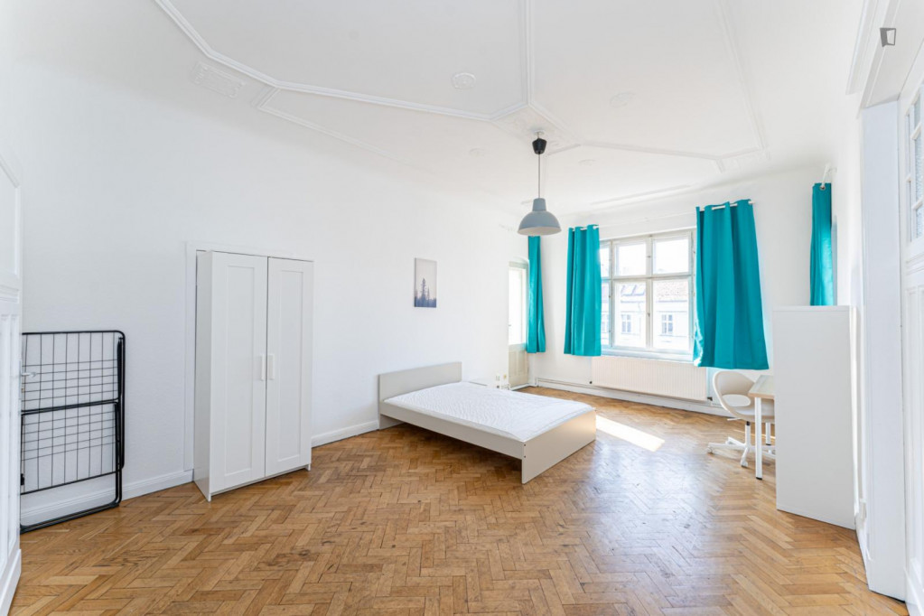 Lovely double bedroom with a balcony, next to the popular Tempelhofer Feld - Berlin - chambre - ImmoJeune
