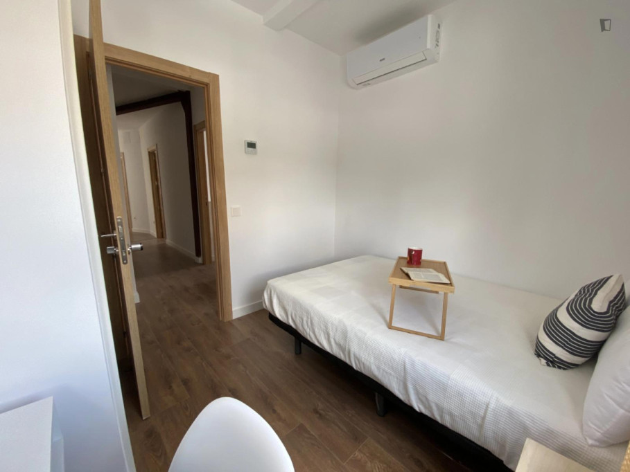 Graceful double bedroom near the Parque Cerro Almodóvar - Madrid - chambre - ImmoJeune