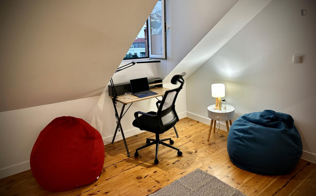 Bright single ensuite bedroom in a 5-bedroom flat