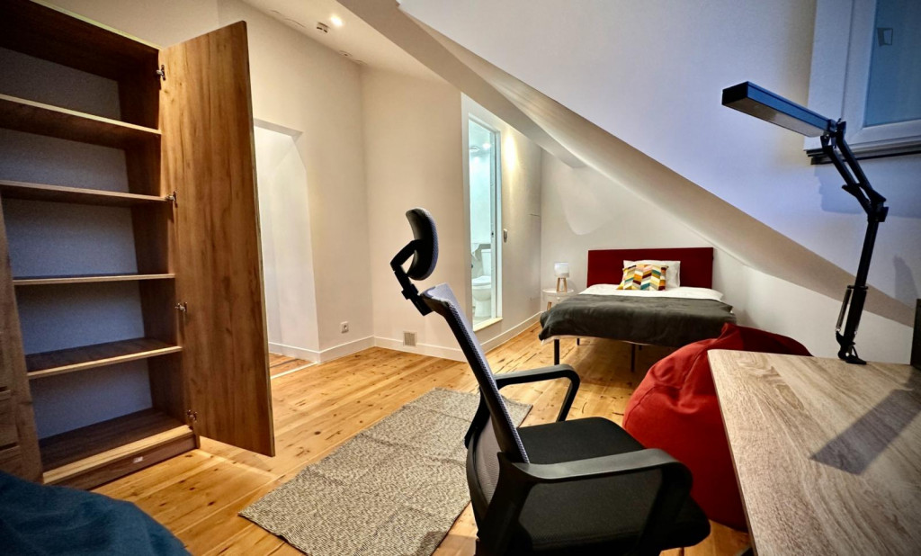Bright single ensuite bedroom in a 5-bedroom flat