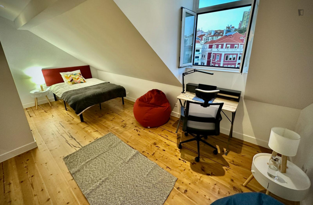 Bright single ensuite bedroom in a 5-bedroom flat