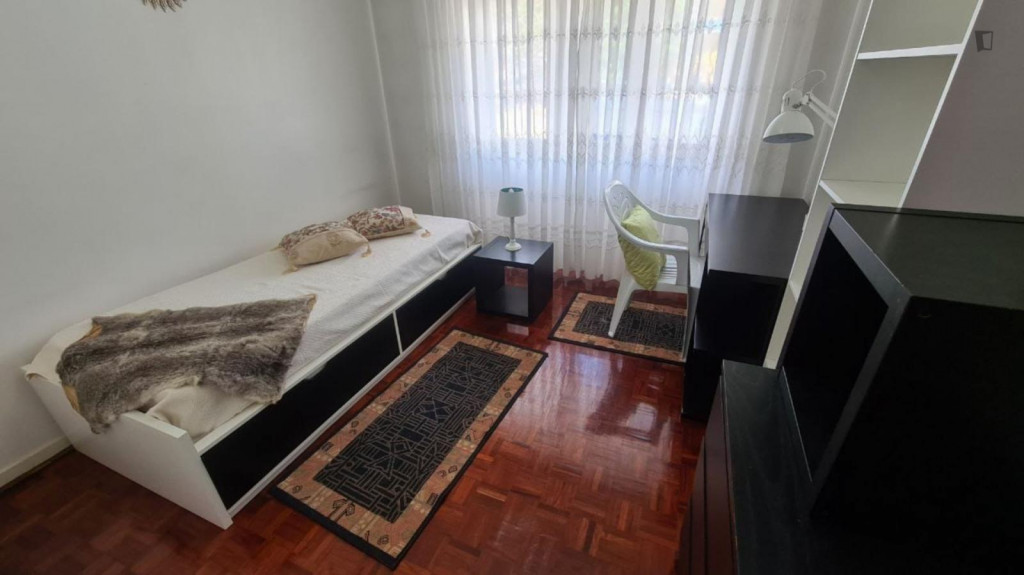 Bright Single Bedroom close to NOVA School of Science and Technology (FCT NOVA) - Setubal - chambre - ImmoJeune