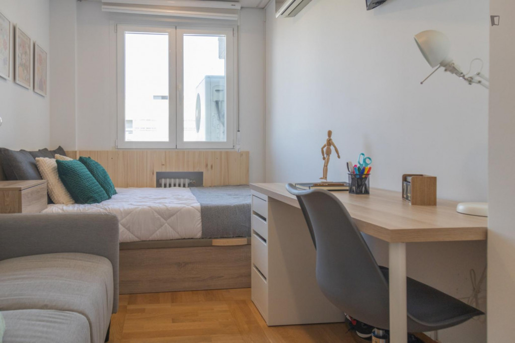 Pleasant single bedroom close to Santiago Bernabeu metro station - Madrid - chambre - ImmoJeune
