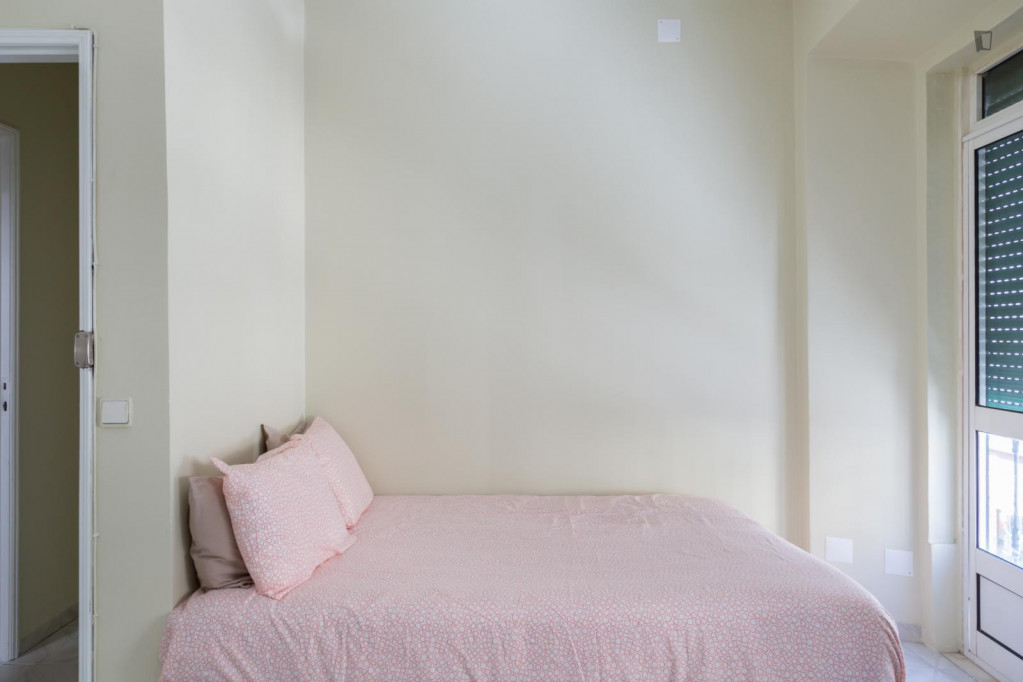 First-class double bedroom close to Arroios metro station