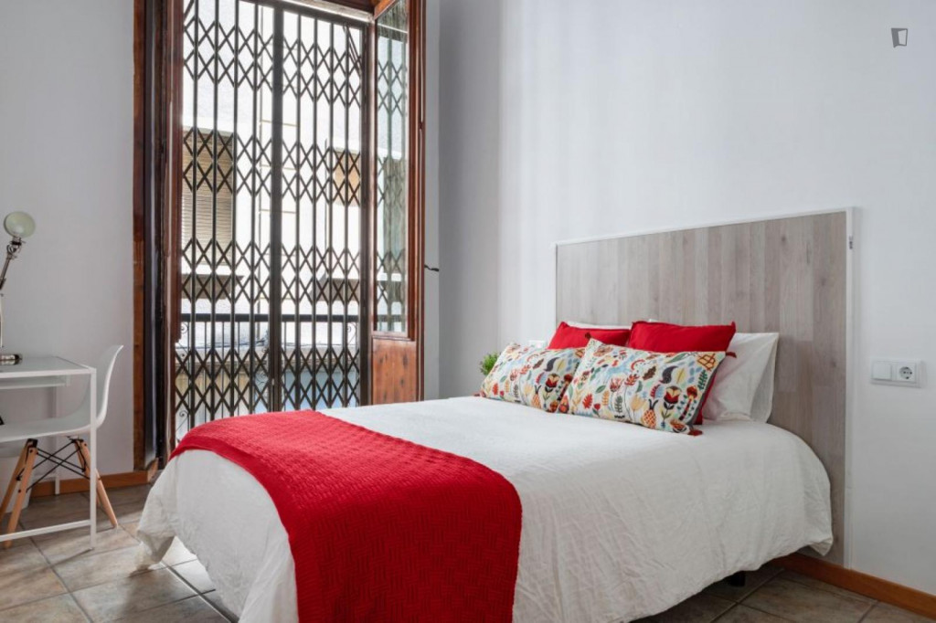 Bright double bedroom not far from Jaume I metro station - Barcelone - chambre - ImmoJeune