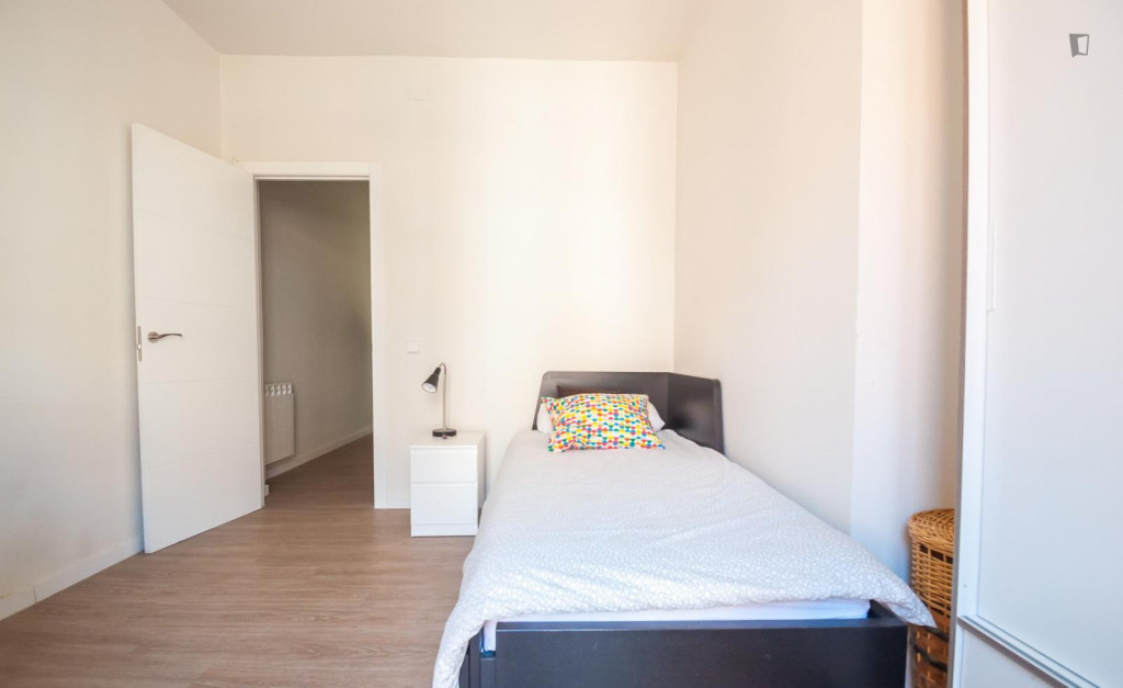 Single bedroom, with balcony, in 5-bedroom apartment - Madrid - chambre - ImmoJeune