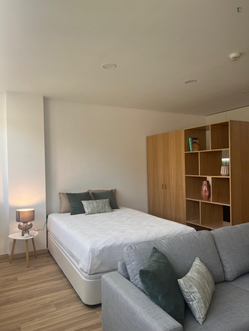 Cool and bright studio next to Quinta da Prelada