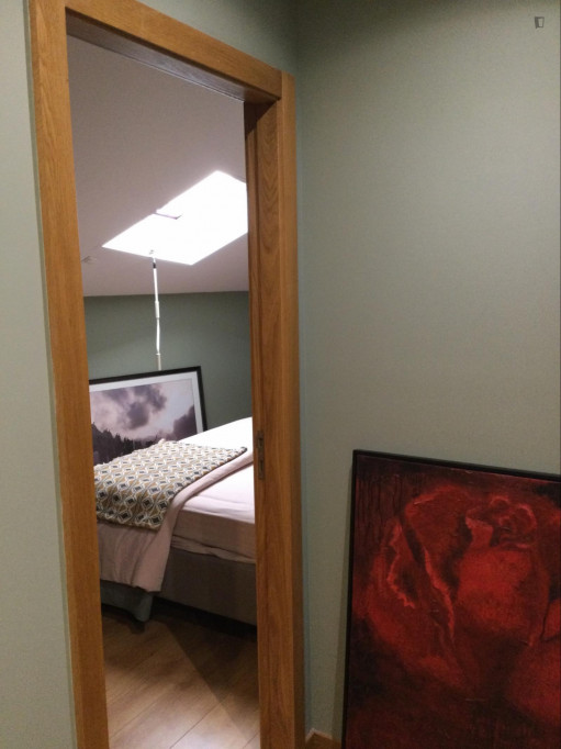 Classic and sunny double bedroom in a 2-bedroom house