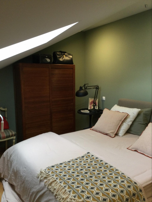 Classic and sunny double bedroom in a 2-bedroom house