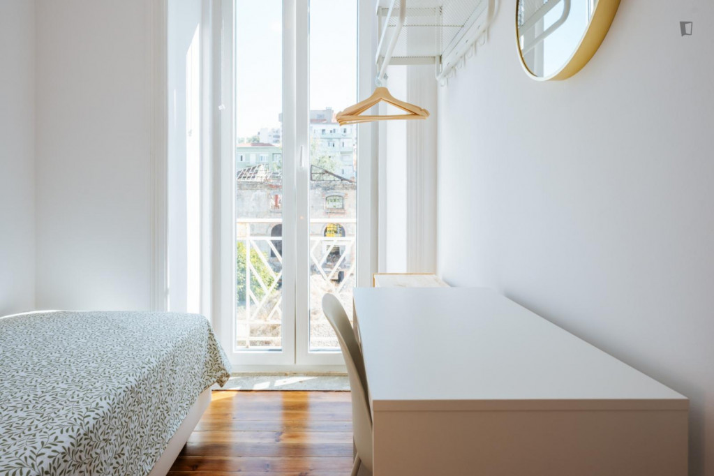 Sunny single bedroom with a balcony, in Arroios - Lisbonne - chambre - ImmoJeune