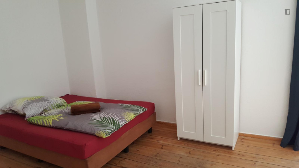 Bed in a comfy twin bedroom, in Neukölln - Berlin - chambre - ImmoJeune