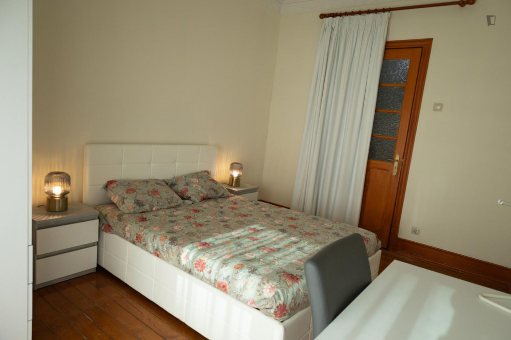 Comfortable double bedroom close to Marquês de Pombal