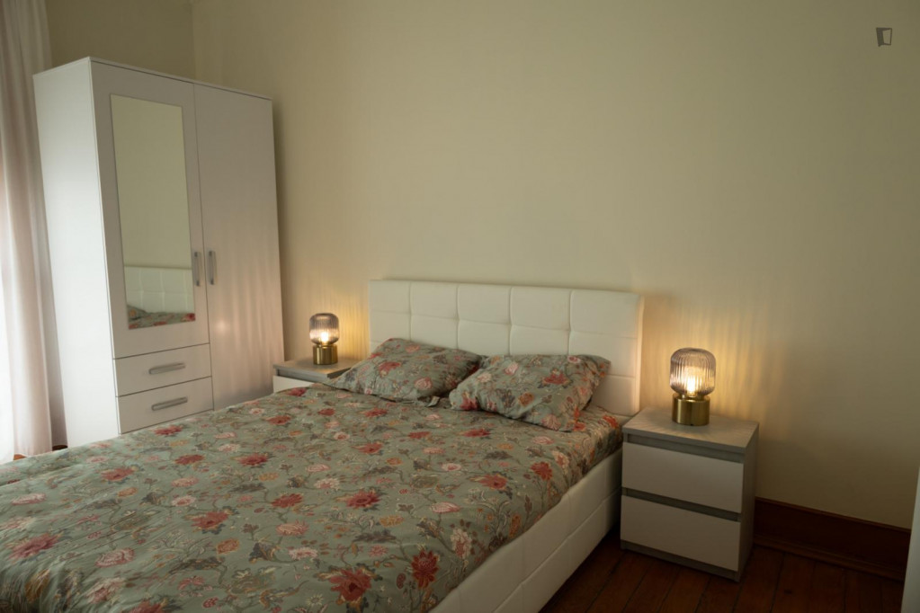 Comfortable double bedroom close to Marquês de Pombal