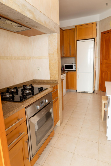 Comfortable double bedroom close to Marquês de Pombal
