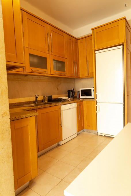 Comfortable double bedroom close to Marquês de Pombal
