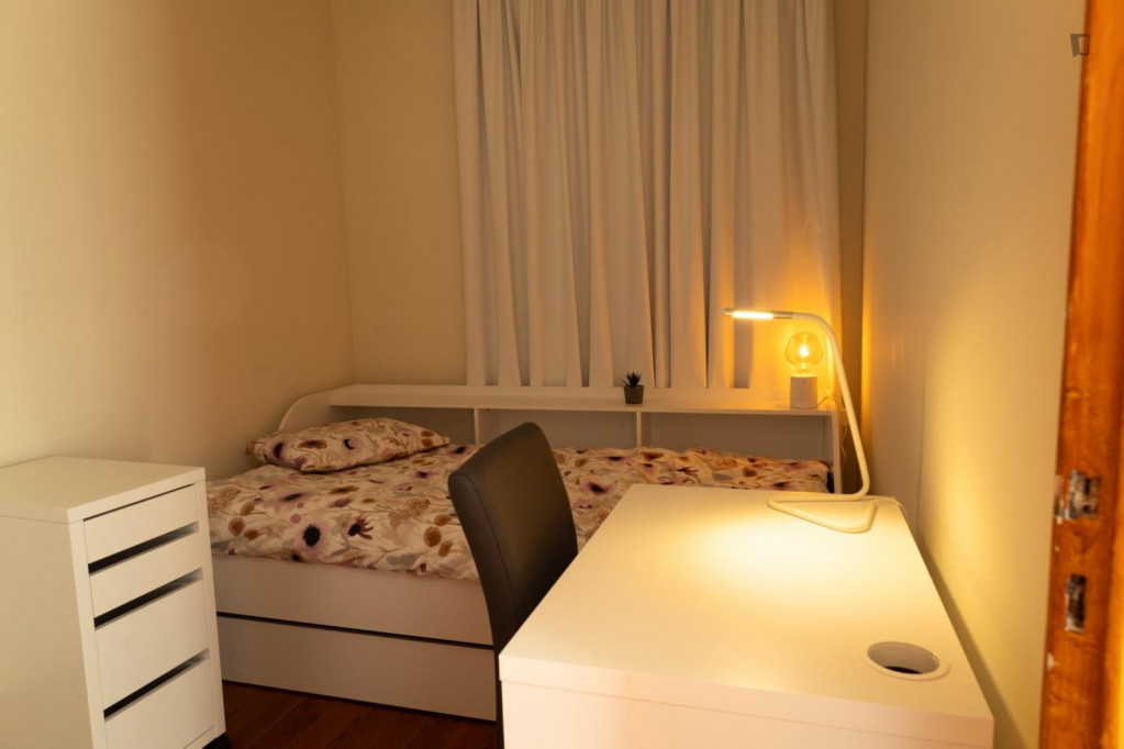 Comfy double bedroom near Parque Eduardo VII