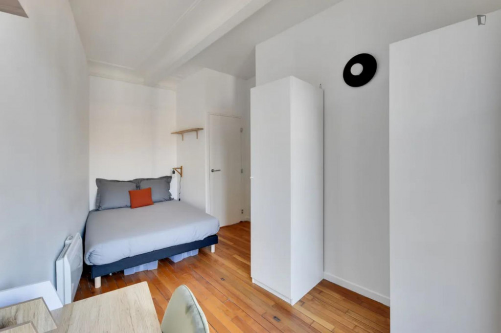 Alluring double bedroom in Grandes-Carrières