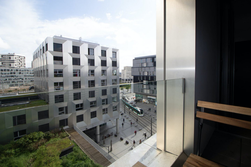 Bright 89 m² coliving apartment for rent in Paris
