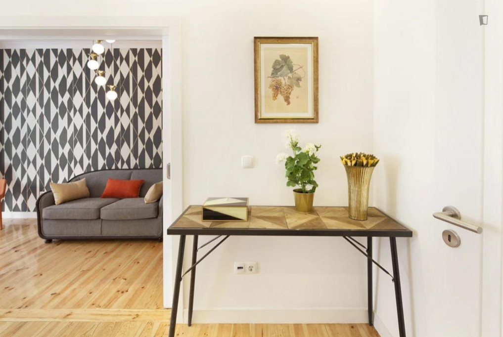 Inviting 2-bedroom apartment in classic Lapa
