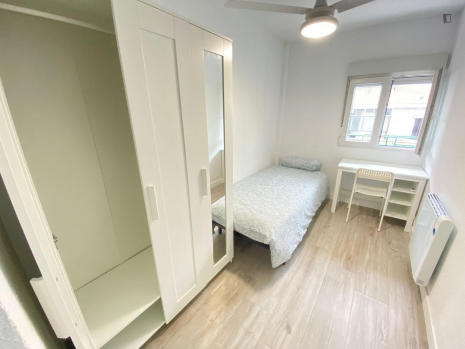 Great looking single bedroom in a property with balcony - Madrid - chambre - ImmoJeune