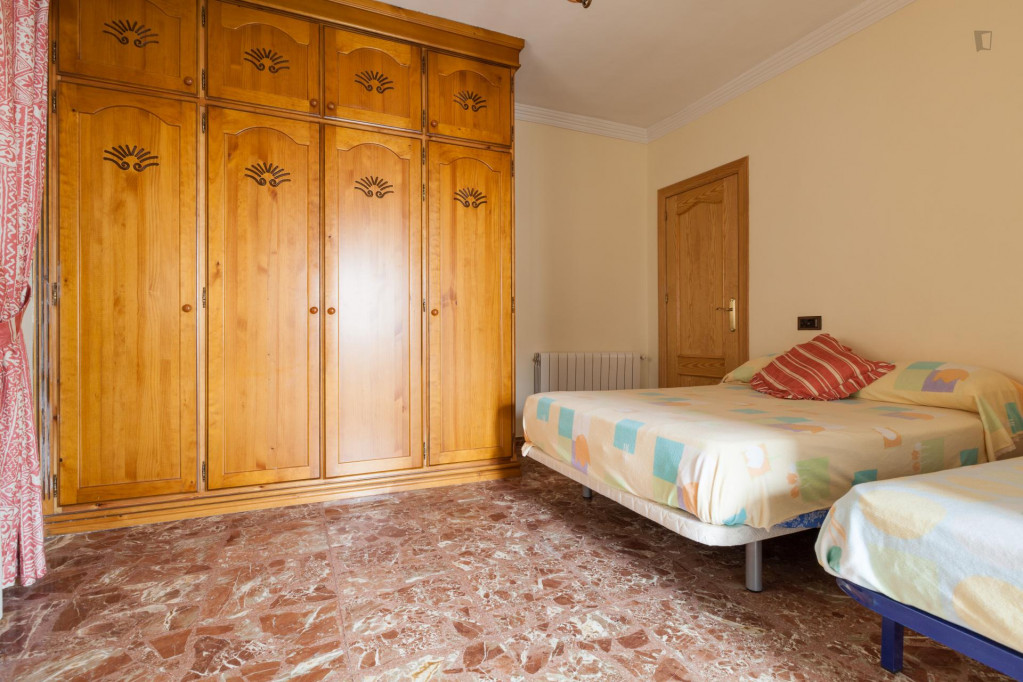Comfortable twin bedroom in the Cenes de la Vega municipality