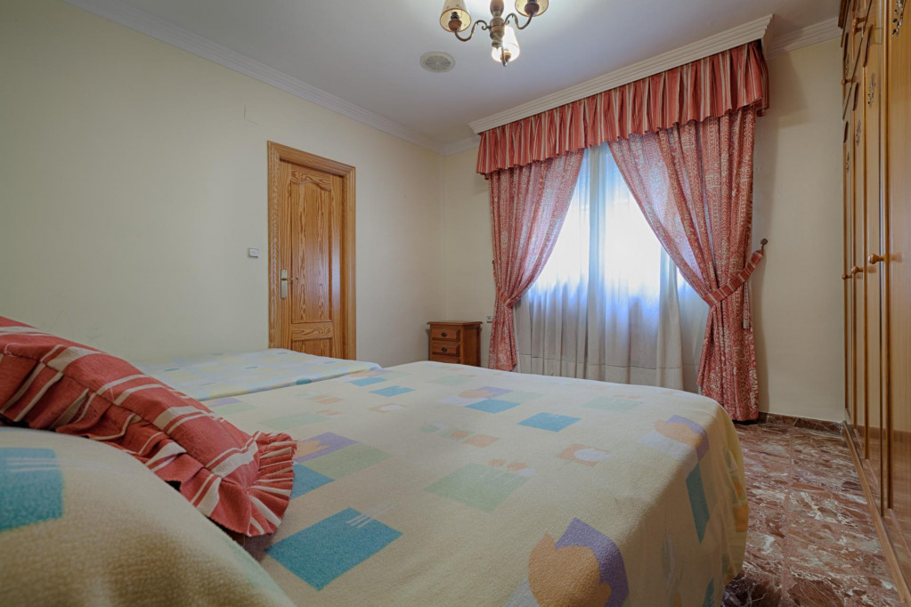 Comfortable twin bedroom in the Cenes de la Vega municipality