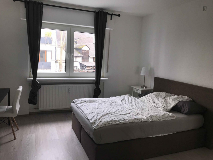 Comfortable double bedroom in a 3-bedroom apartment in Dornbusch